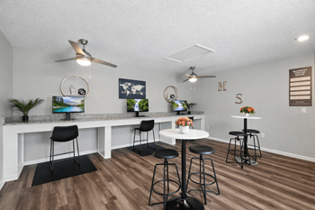 Resident business center & wi-fi lounge